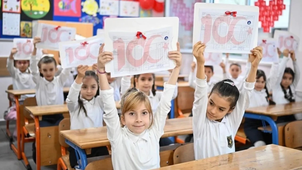 Karneler alındı, sömestir başladı! Zayıf not getiren çocuğa ilk tepki nasıl olmalı?