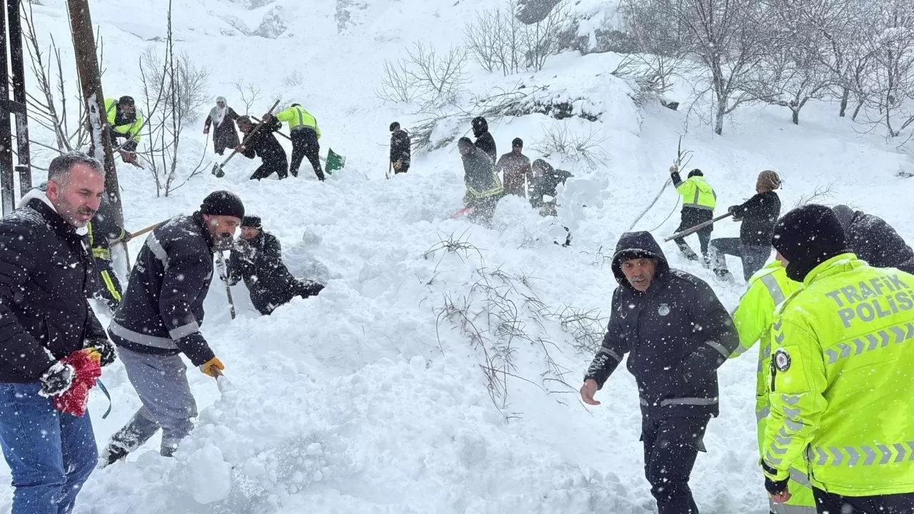 Van’da çığ felaketi! 22 ev tahliye edildi
