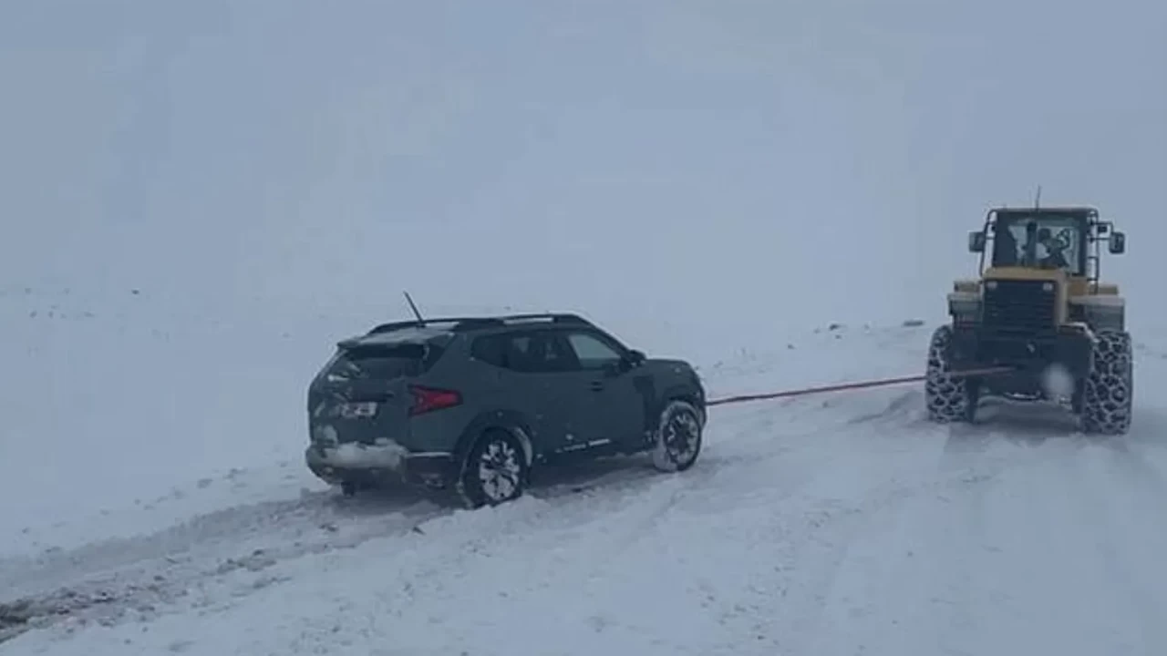 Erzurum’da kar ve tipi dehşeti! Köy yolunda mahsur kalan 15 kişi için zamanla yarış