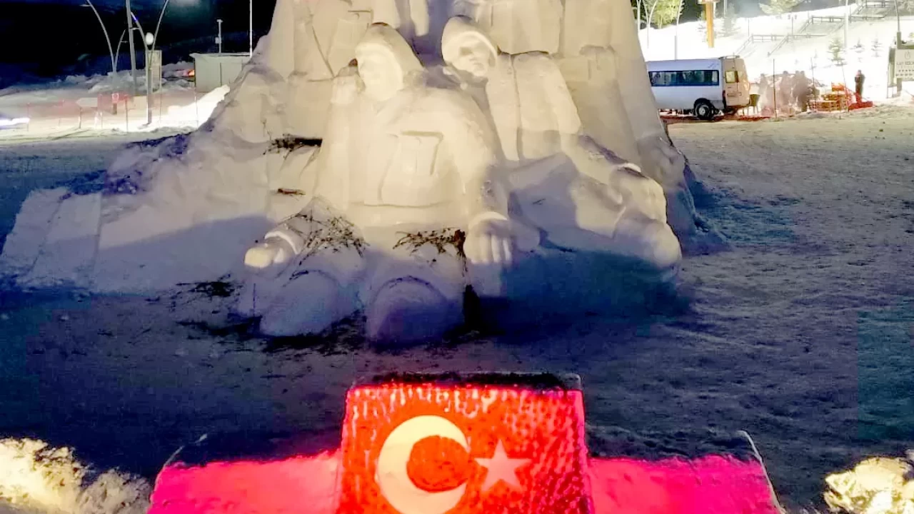 Sarıkamış Şehitleri Kars’ta ışıkla anıldı: Kardan heykeller geceyi aydınlattı