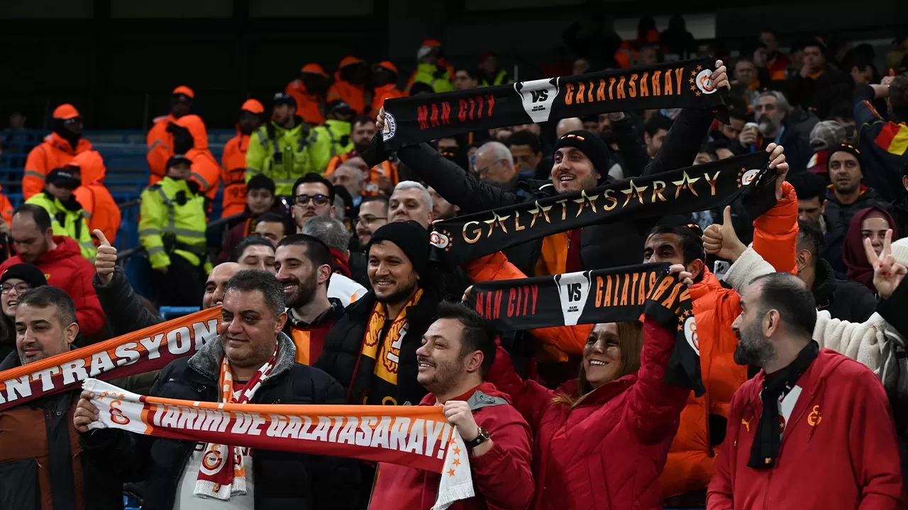 Galatasaray taraftarı Etihad Stadı’nda tribünleri doldurdu