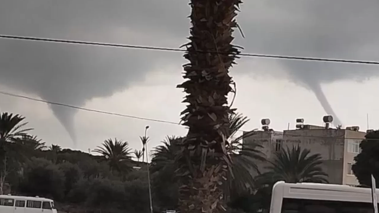 Mersin'de korkutan hortumlar! Erdemli'de dolu yağışı yolları kapladı