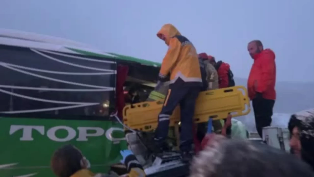 Karlı yolda duramayan otobüs tıra çarptı! Sıkışan yolcular için zamanla yarış başladı