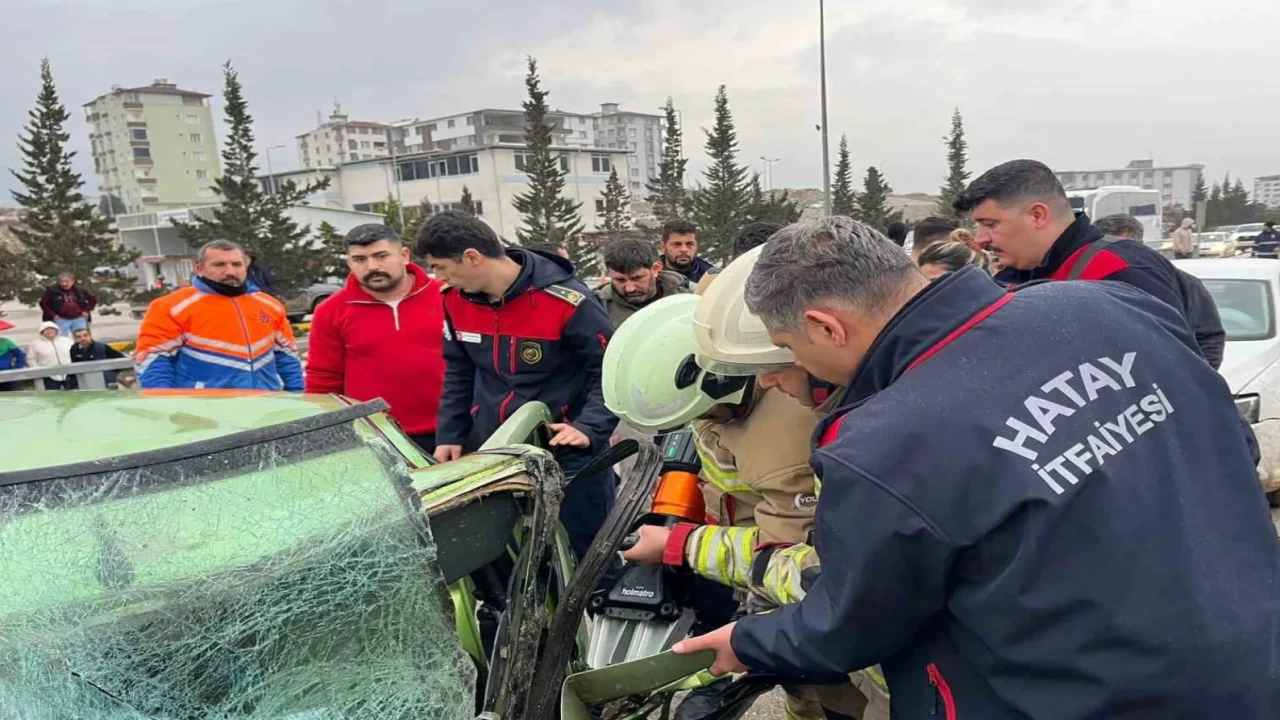 Antakya’da karşı şeride geçen minibüs dehşeti! Yaralıar var