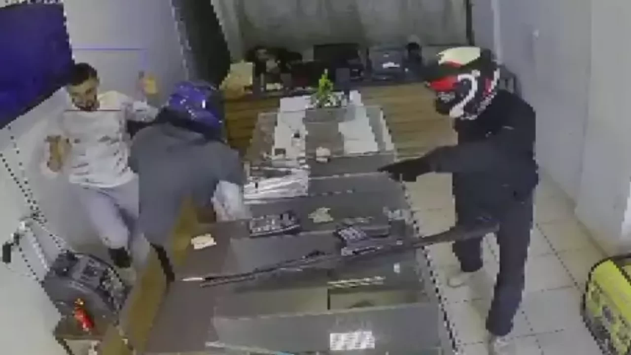 Kuyumcuyu 3 dakikada soydular: 24 milyonluk altın toprağın altından çıktı