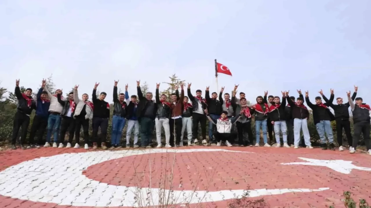 Askere gitmeden bir ay önce köylerindeki tepede nöbet tutuyorlar