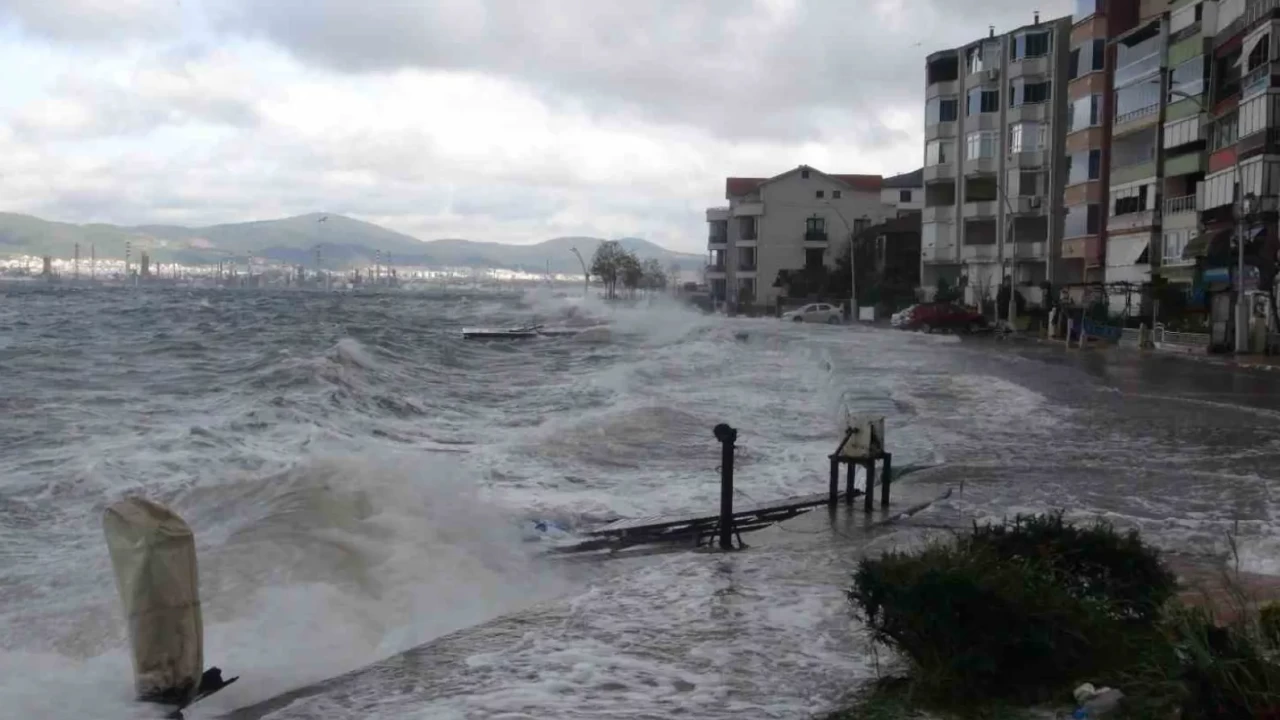 Kocaeli Darıca’da fırtına alarmı: Okullarda eğitime 1 gün ara