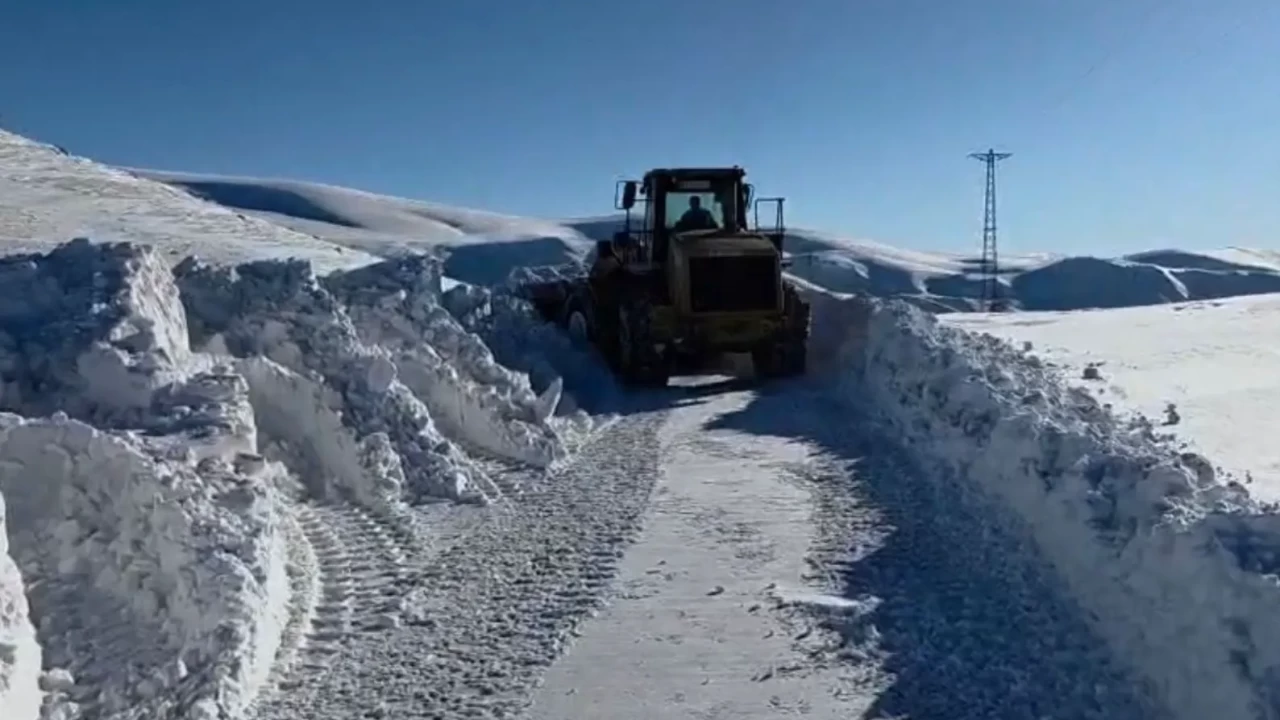 Karla kapanan yolda zamanla yarış: Horasan’da hasta ekiplerin çalışmasıyla hastaneye ulaştırıldı