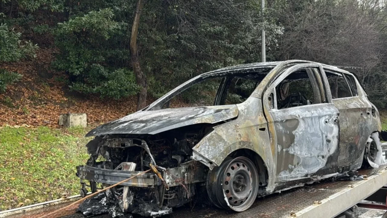 Fatih Sultan Mehmet Köprüsü girişinde bir otomobil yandı