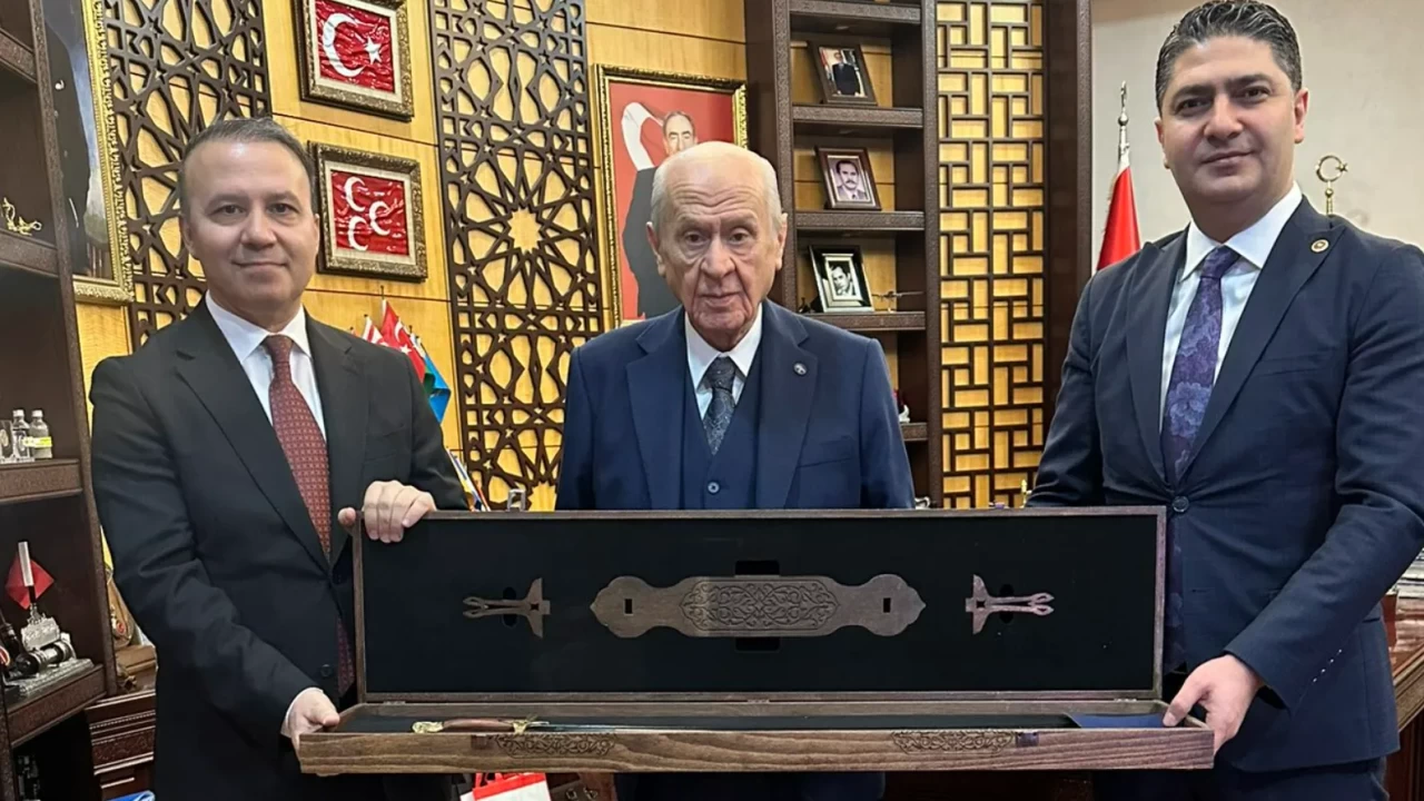 İsmail Özdemir ve Yıldıray Çiçek'ten doğum günü ziyareti! MHP Lideri Devlet Bahçeli’ye anlam yüklü hediye