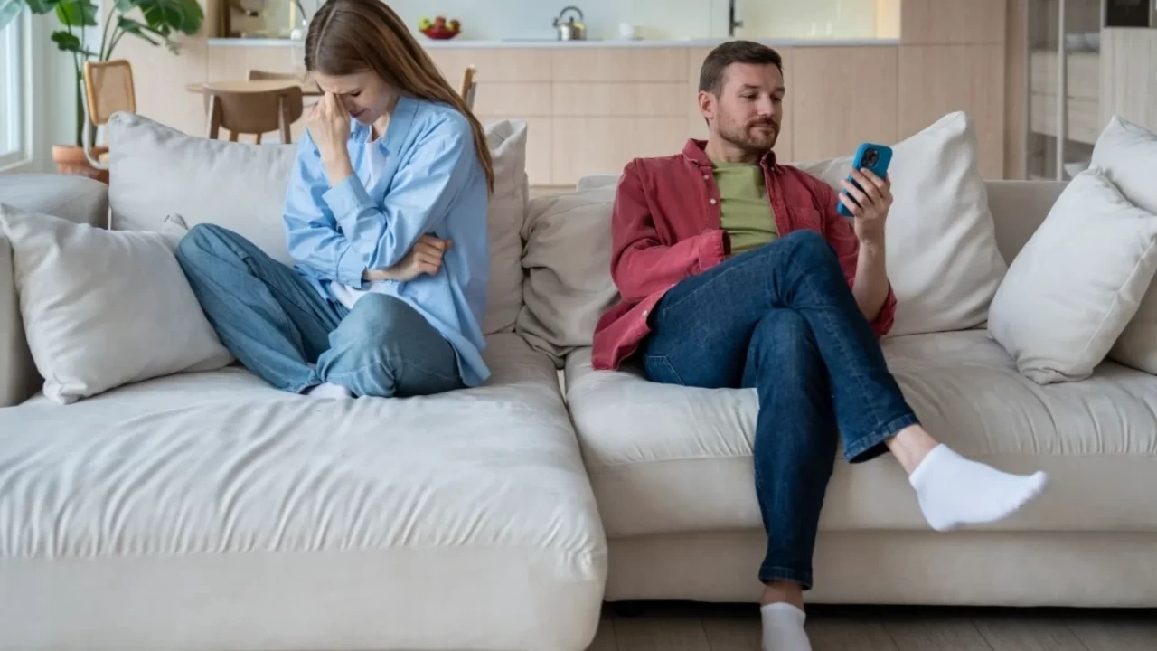 Narsisizm sadece 'kendini sevmek' değildir! Maskenin ardındaki derin yetersizlik ve empati çıkmazı