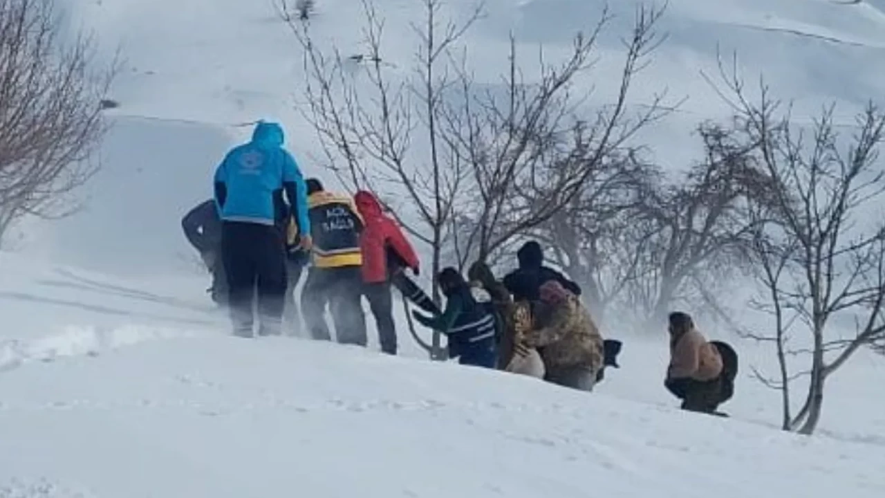 Van’da kar engeli: Doğumu yaklaşan kadın polis helikopteriyle hastaneye götürüldü