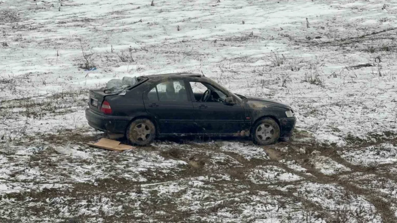 Karabük'te facianın eşiğinden dönüldü! Otomobil boş araziye savruldu
