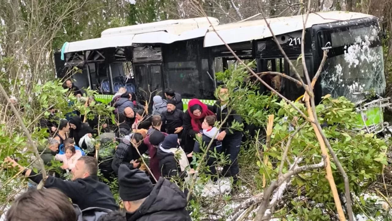 Kocaeli'de yolcu otobüsü şarampole yuvarlandı