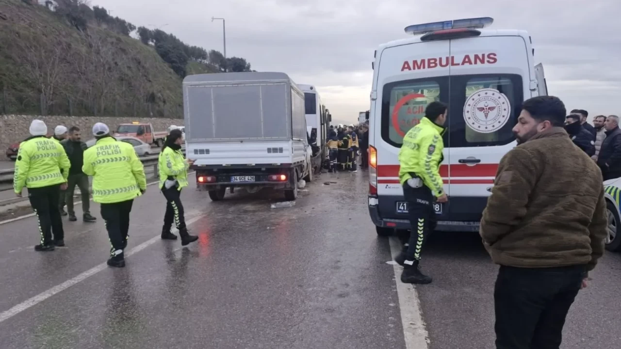 Dilovası'nda zincirleme kaza: Servis, tır ve kamyonet çarpıştı!