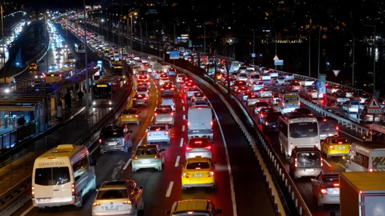 İstanbul’da akşam trafiği kilitlendi: Hem Anadolu hem de Avrupa yakası durma noktasında