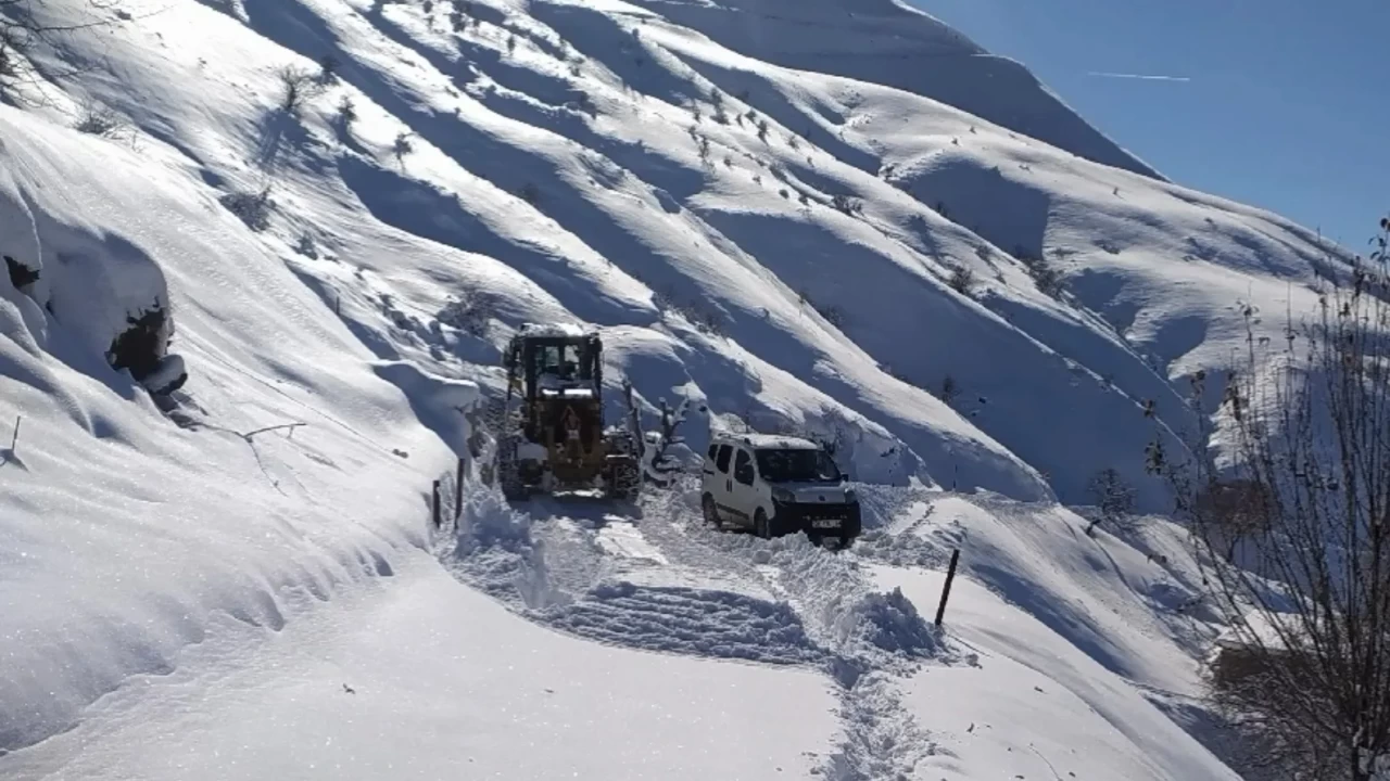 Çığ riski ve yoğun tipi nedeniyle kapanan Bahçesaray-Hizan kara yolu açıldı