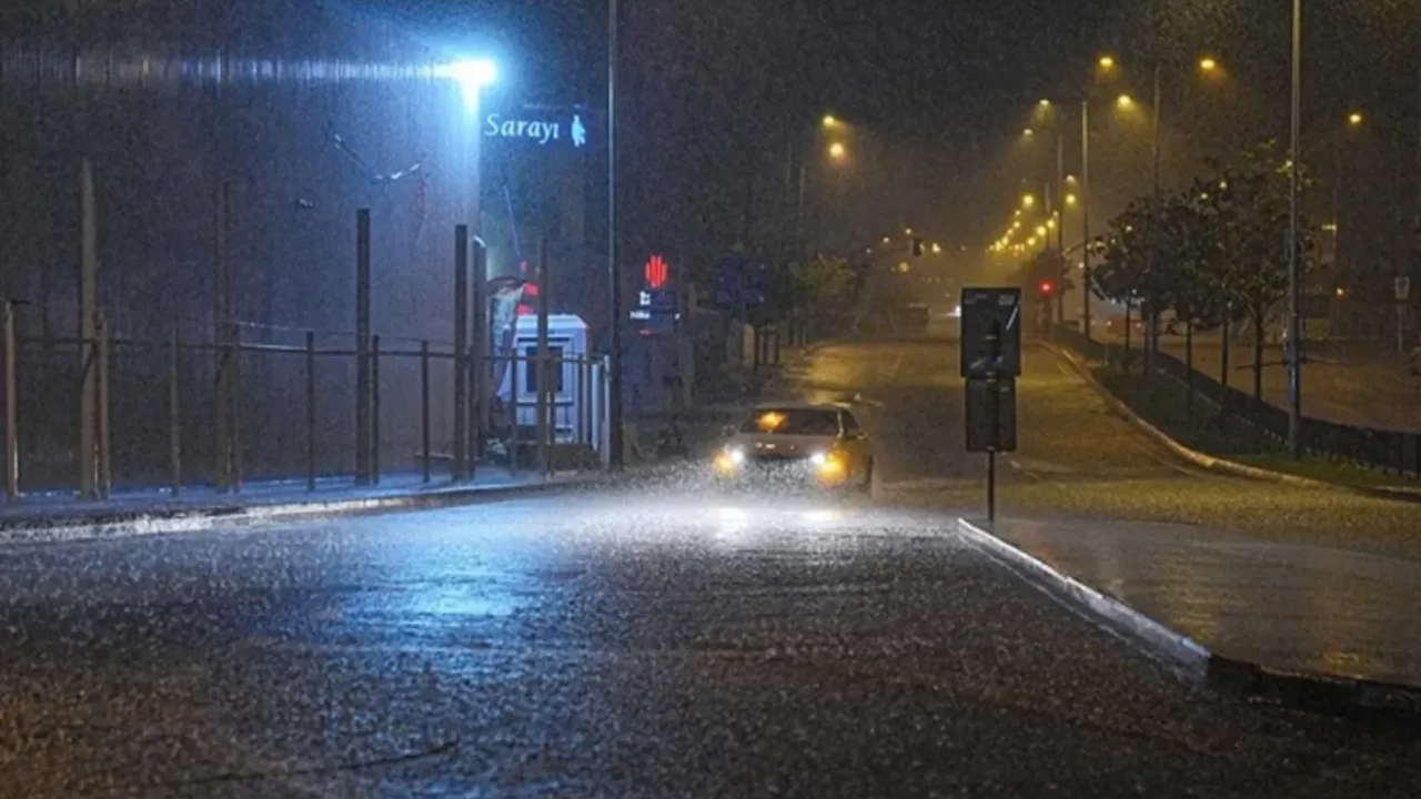 İstanbul'un bazı ilçelerinde kuvvetli yağmur ve fırtına etkili oluyor
