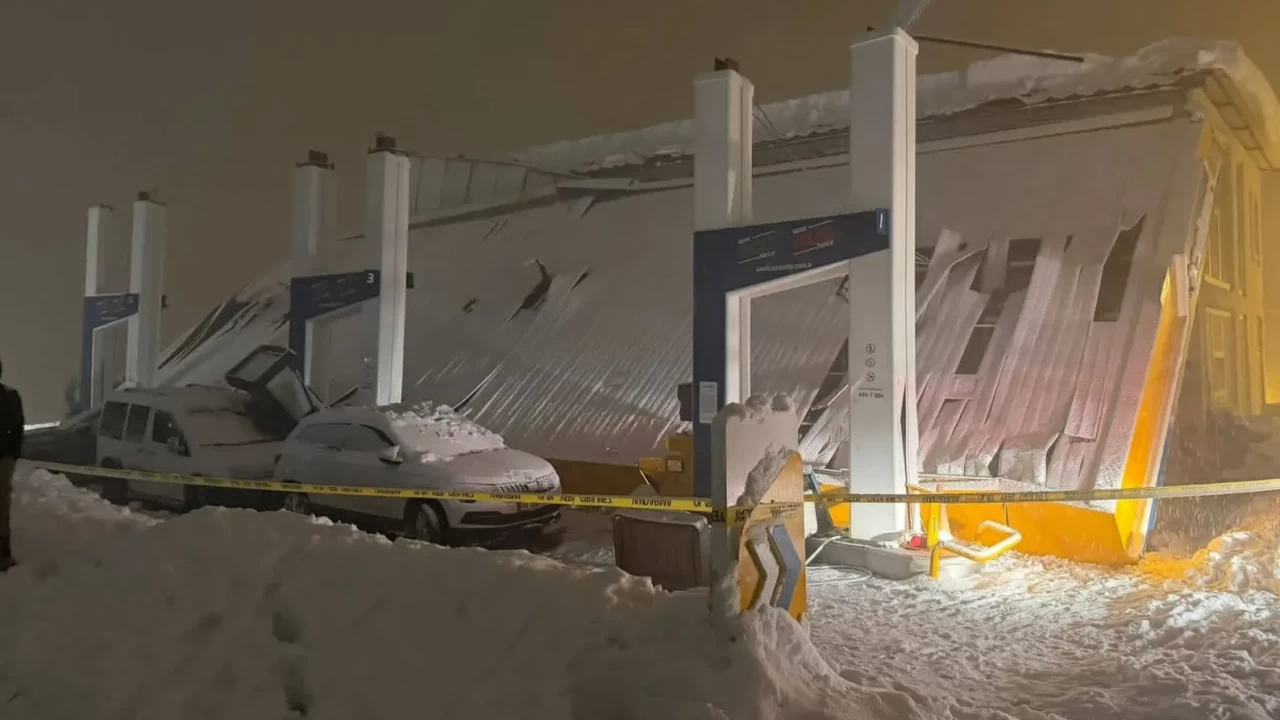 Hakkari'de akaryakıt istasyonunun çatısı çöktü: 8 kişi yaralandı