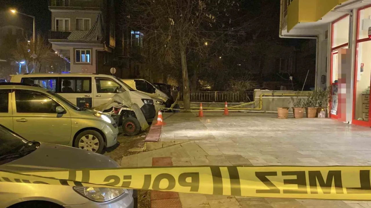 Cadde alarma geçti! Burdur’da şüpheli çanta fünye ile patlatıldı