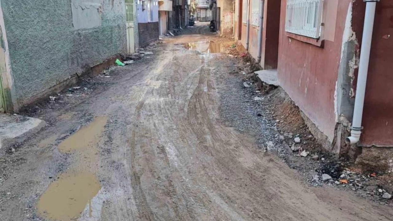 Adana’da yollar köstebek yuvasına döndü: Mahalleli isyan etti