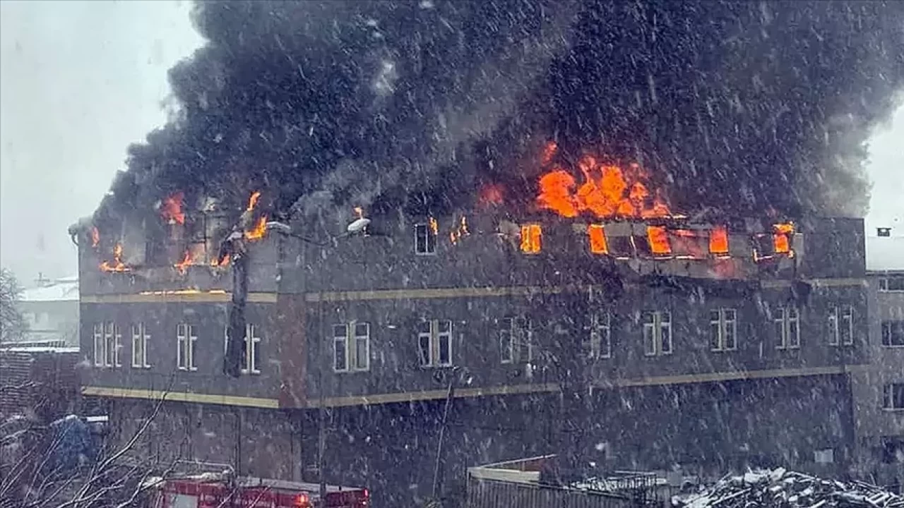 İstanbul Tuzla’da fabrika yangını: Siyah dumanlar gökyüzünü kapladı