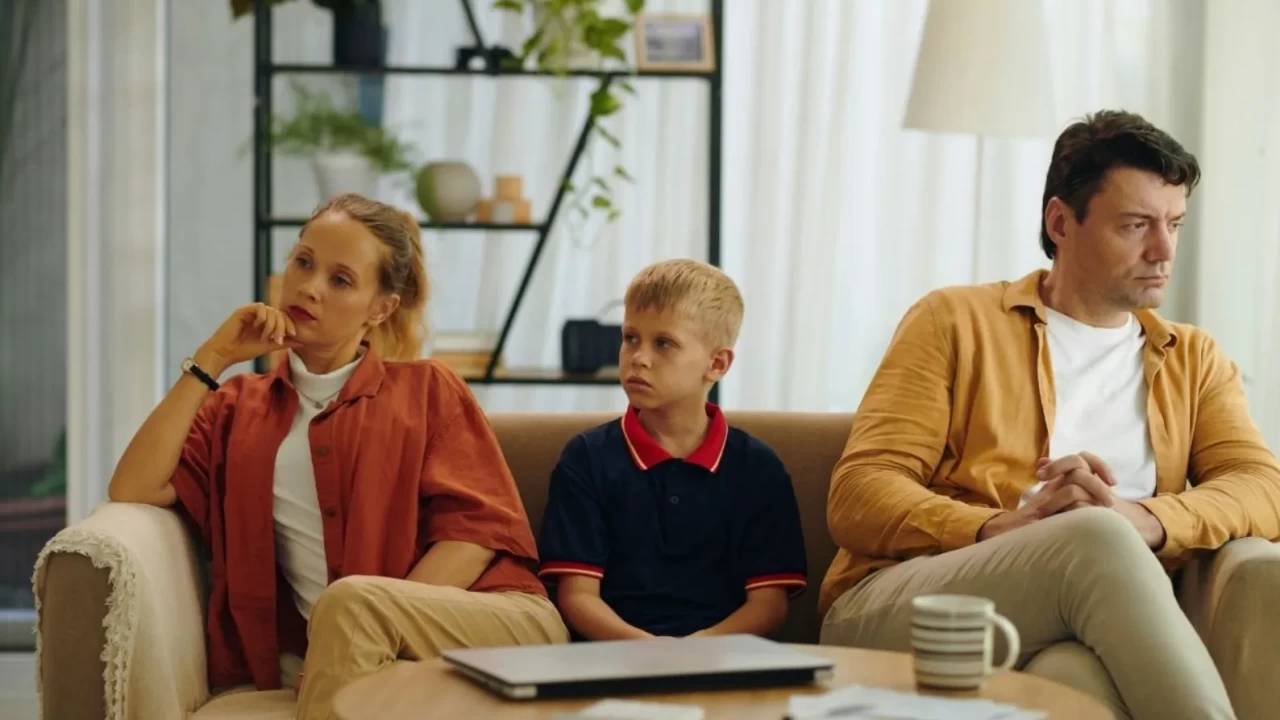 'Çocuklar için katlanıyoruz' demeyin! Evdeki gizli gerilim çocuğa boşanmadan daha çok zarar veriyor
