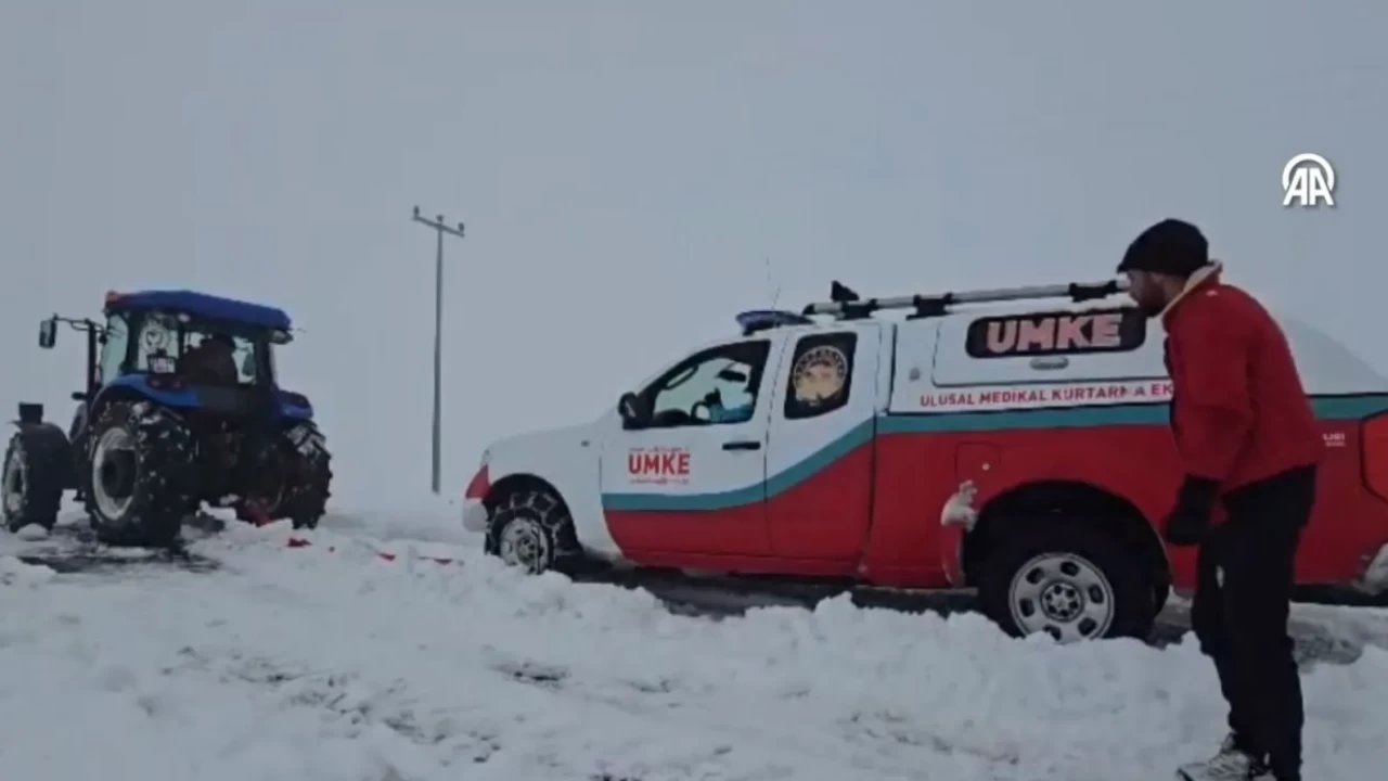 Kar ve zorluklara rağmen UMKE ekipleri anne ile bebeği kurtardı!