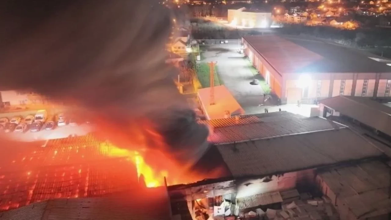 Düzce’de korkutan fabrika yangını: Alevler geceyi aydınlattı!