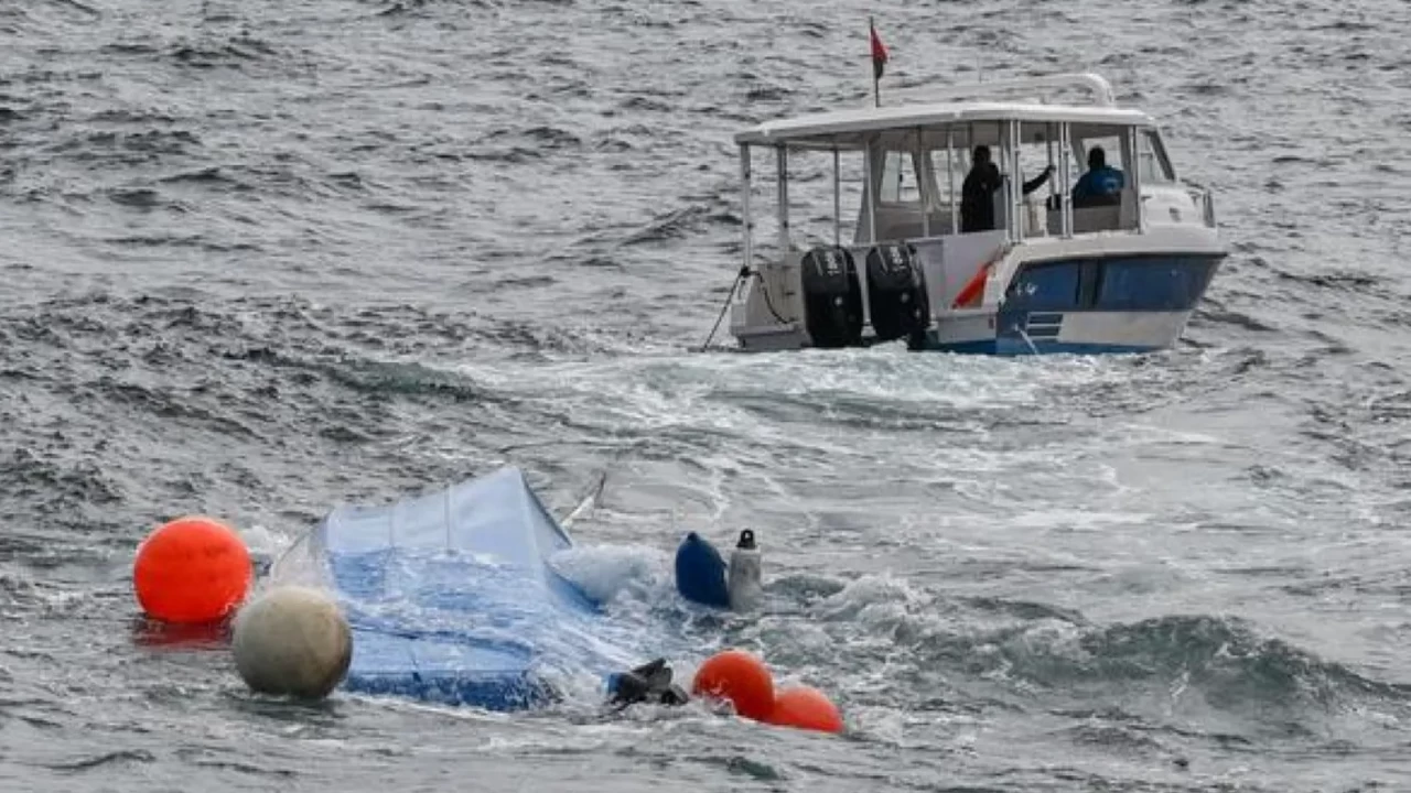 Umman açıklarında can pazarı! Fransız turistleri taşıyan tekne alabora oldu