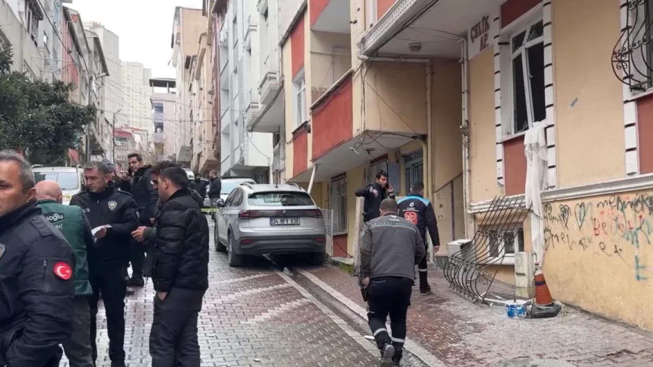 Esenyurt'ta apartmanda patlama: Ekipler olay yerinde