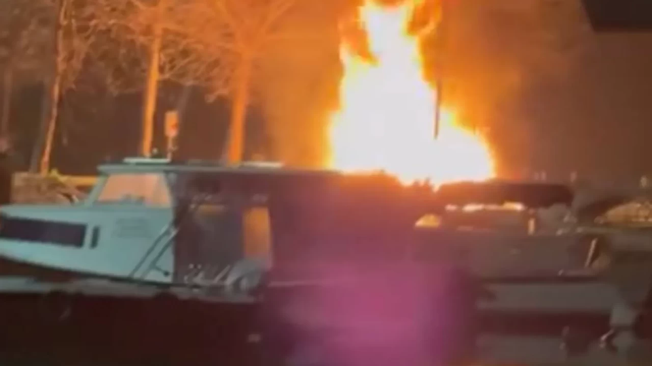 Küçükçekmece sahilde 2 tekne alev alev yandı