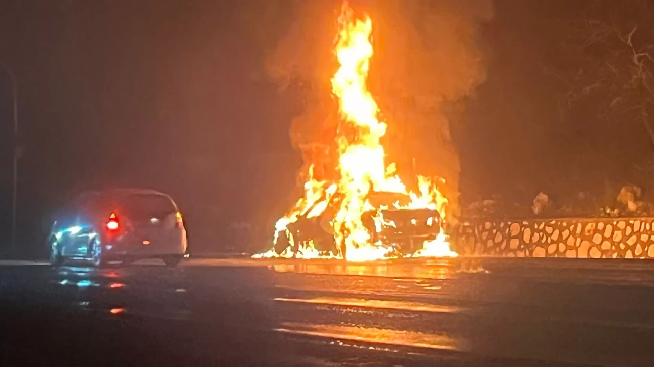 Burdur'da otomobil alev alev yandı: 5 kişi son anda kurtuldu!