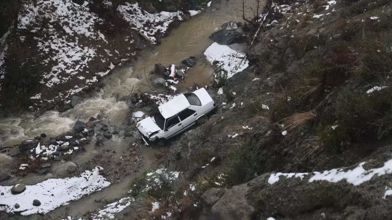 Hatay’da korkutan kaza: Otomobil uçurumdan dereye yuvarlandı
