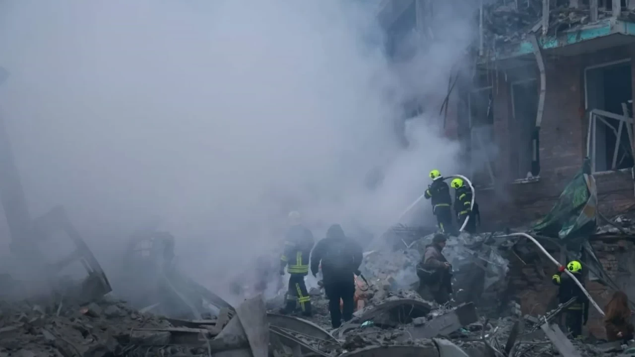 Rusya, Harkov'da 5 katlı binayı vurdu