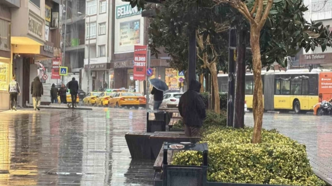 Meteoroloji uyarmıştı: İstanbul’da yağış ve fırtına etkisini göstermeye başladı