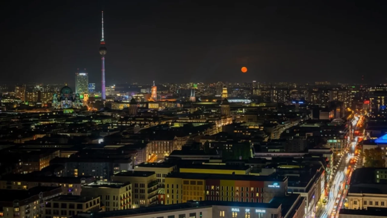 Berlin’de elektrik kablolarında kundaklama şüphesi: 50 bin hane elektriksiz kaldı