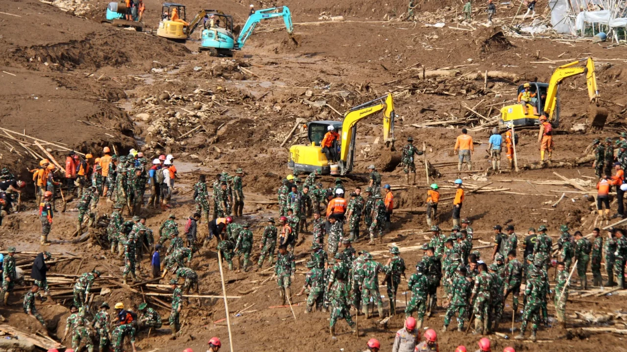 Endonezya'da heyelan felaketi: Can kaybı 48'e yükseldi!