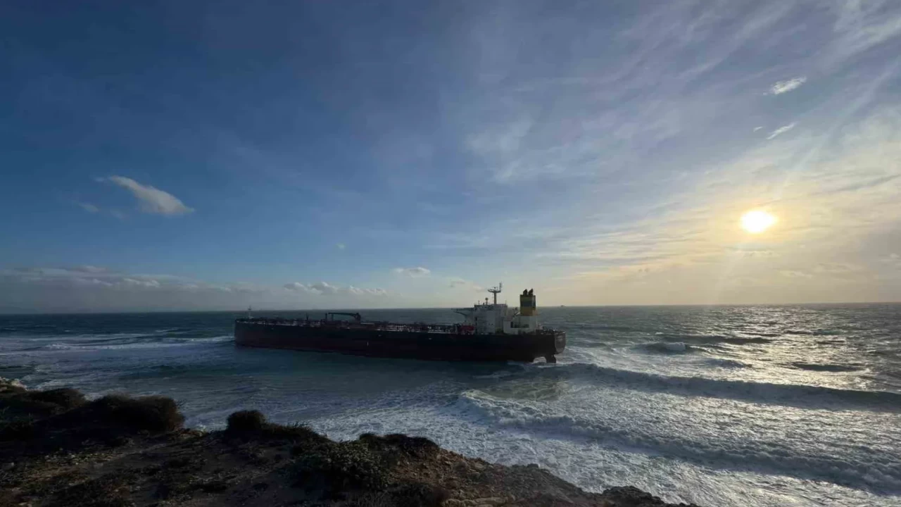 Karaya oturmuştu! Bozcaada’daki tanker 12 gün sonra kurtarıldı