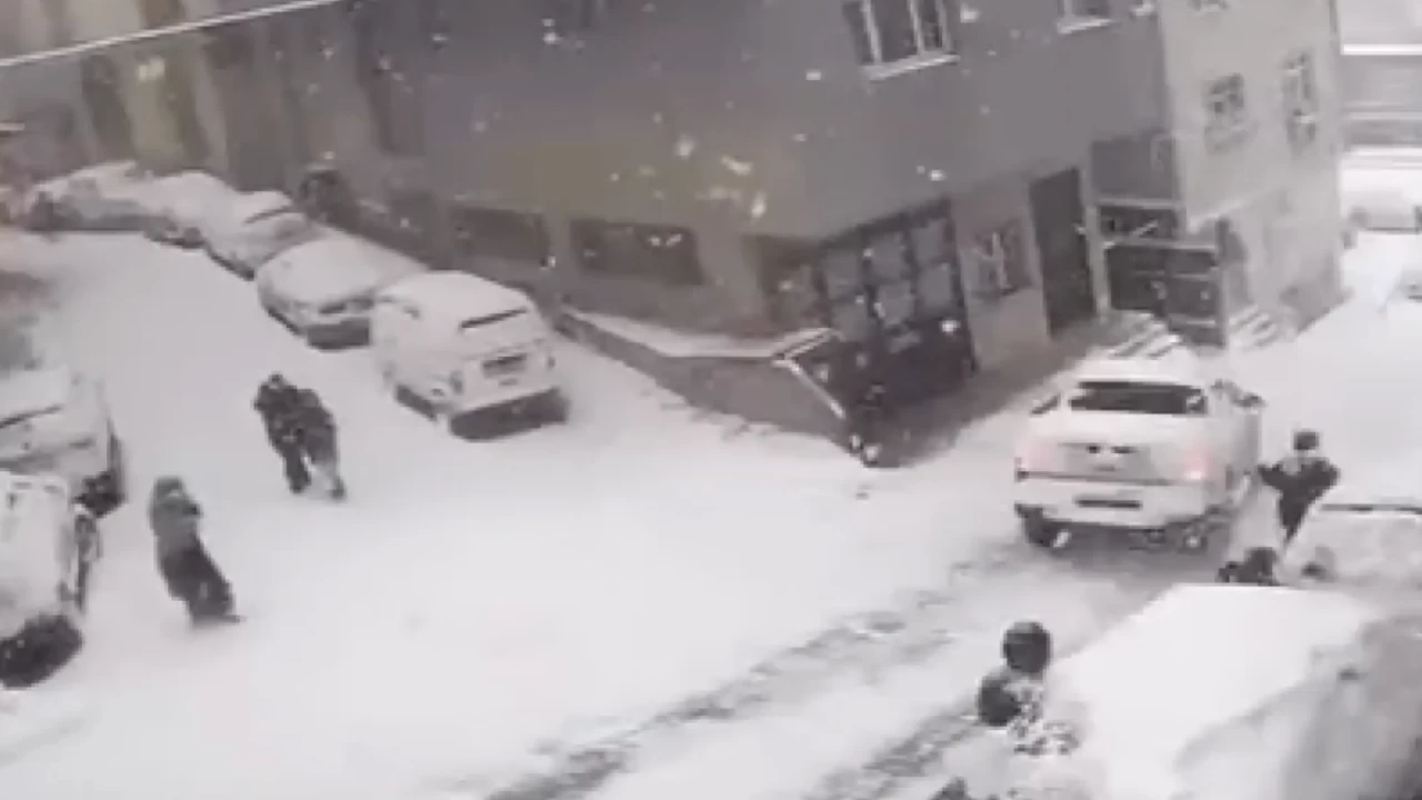 Kağıthane’de karla kaplı yokuşta kayan pikap 2 çocuğa çarptı