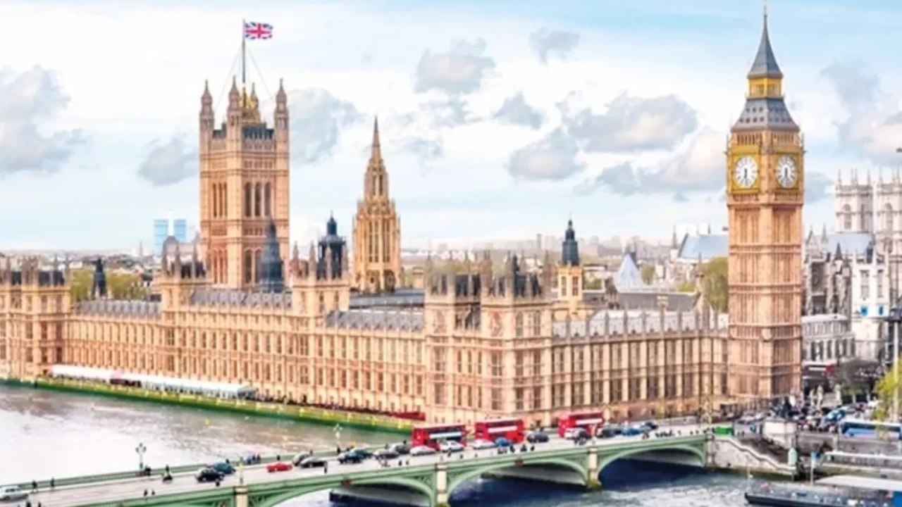 İngiltere’de 'Su' kaosu: Dev boru patladı, Oxford ve Regent caddeleri karanlığa gömüldü!