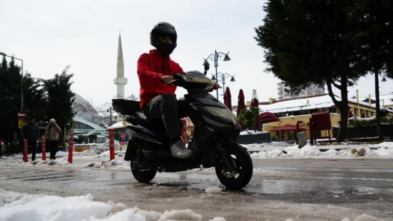 Samsun’da motosiklet ve kuryelerin trafiğe çıkışı kısıtlandı