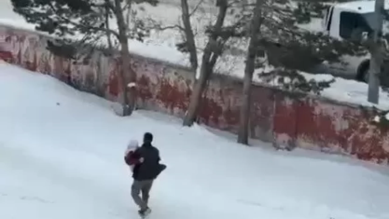 Annesini kucaklayarak hastaneye taşıdı! Sosyal medyada duygusal anlar yankı uyandırdı