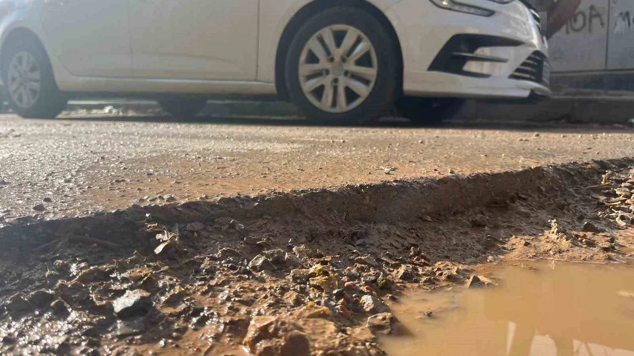 İzmir’de altyapı çalışmaları vatandaşları isyan ettirdi! Kazılan yollar çamura döndü, sürücüler sanayi yolunu tutuyor