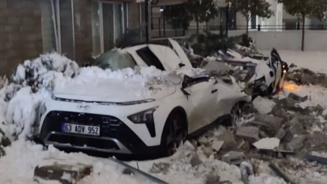 Şanlıurfa’da kar nedeniyle çatılar çöktü: 67 araç hasar gördü