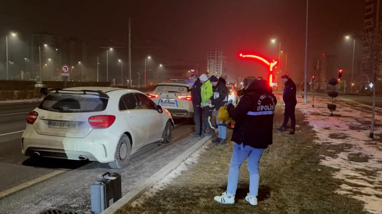 Polise çarpıp kaçtı, yarım saat sonra merak edip geri döndü! 2.83 promil alkollü çıktıyywsc