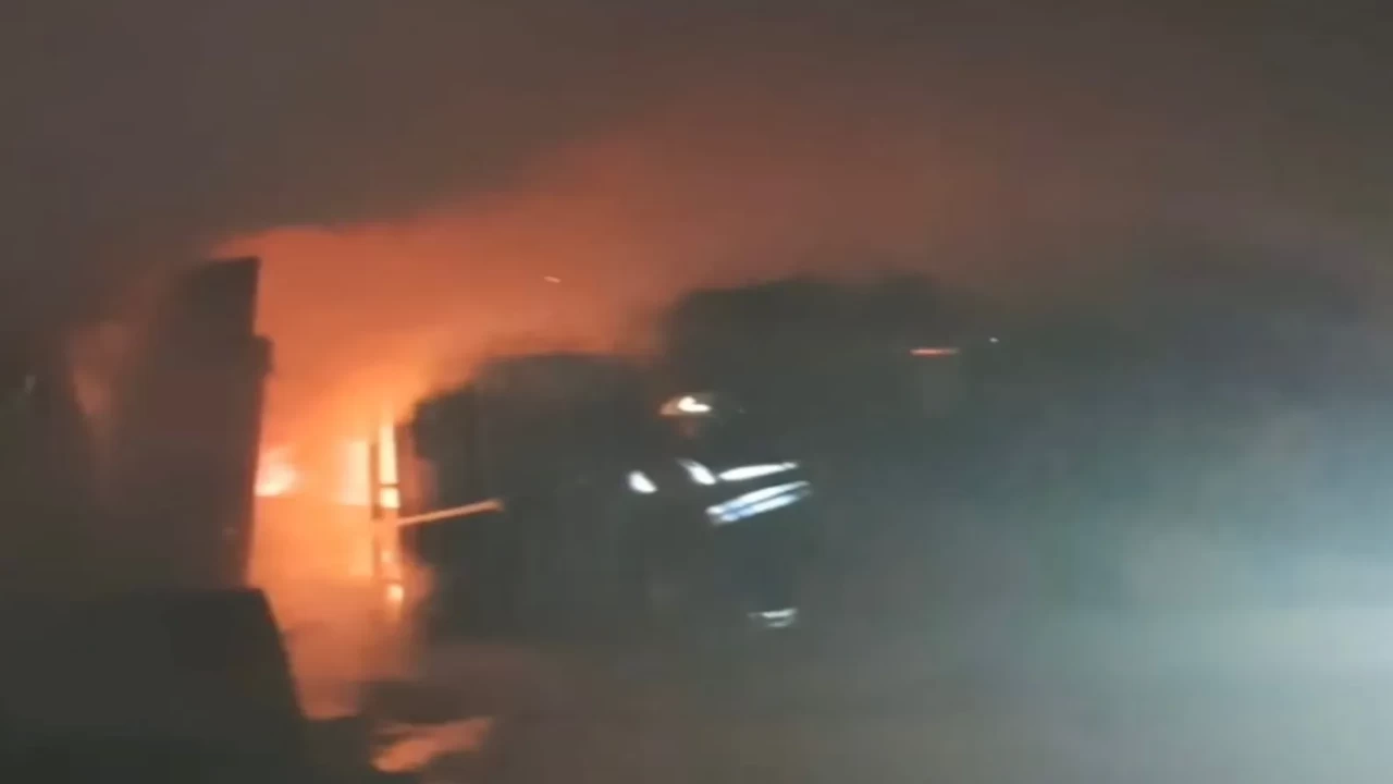 Alevler bir anda yükseldi! Hatay’da konteyner yandı