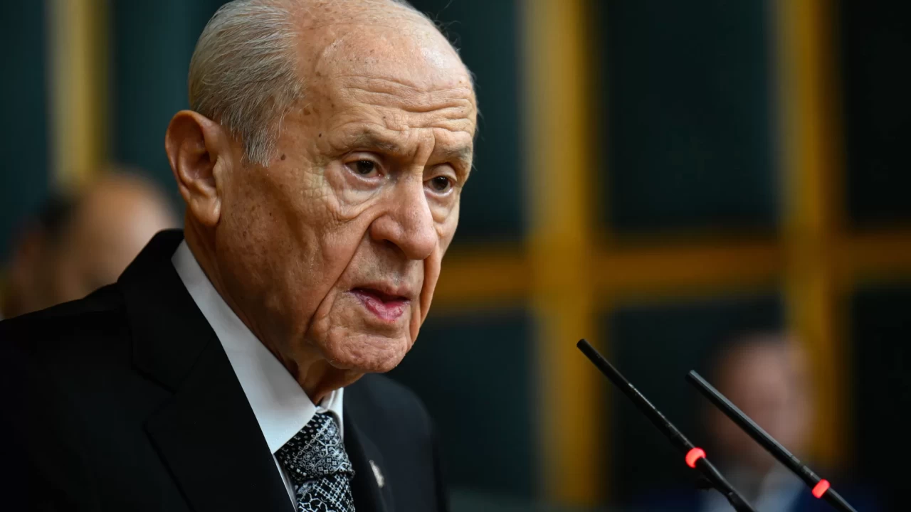 MHP Lider Devlet Bahçeli'den dikkat çeken yüzük ve rozet!