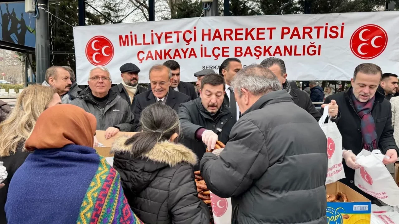 Çankaya sokaklarında kandil bereketi! MHP teşkilatı vatandaşla buluştu