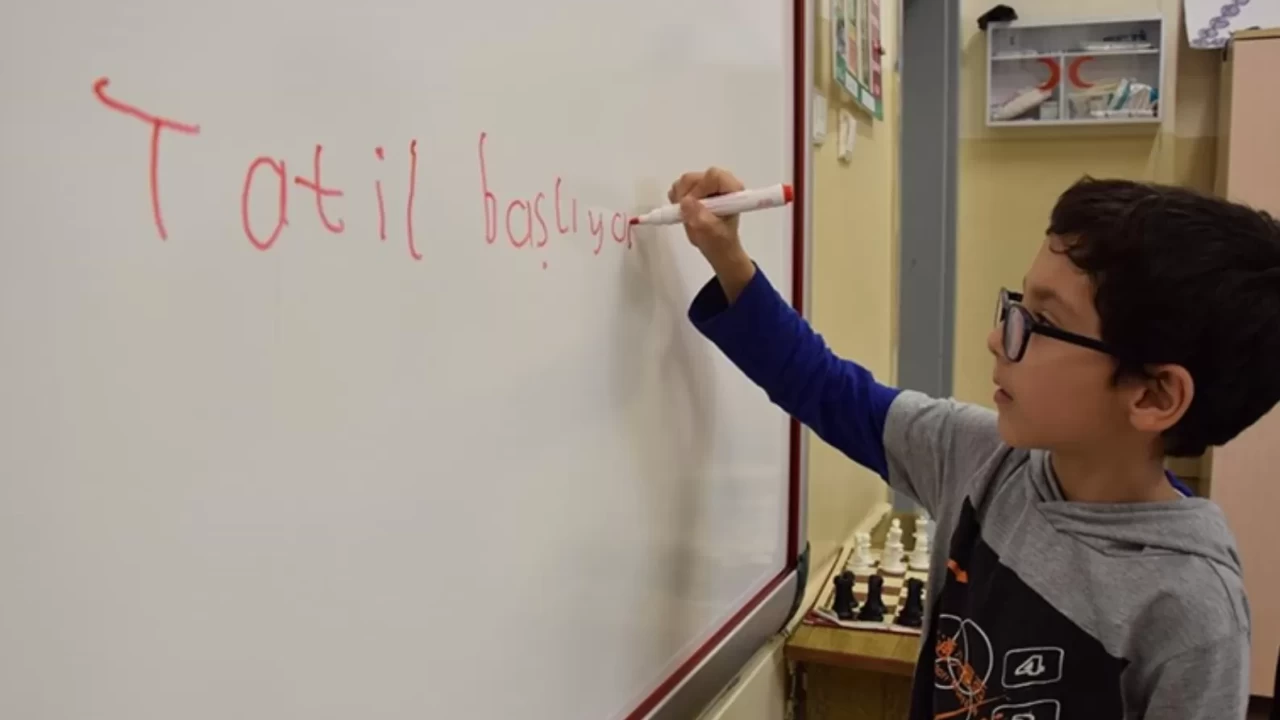 18 milyon öğrenci karne alıyor: Yarıyıl tatili bugün başlıyor